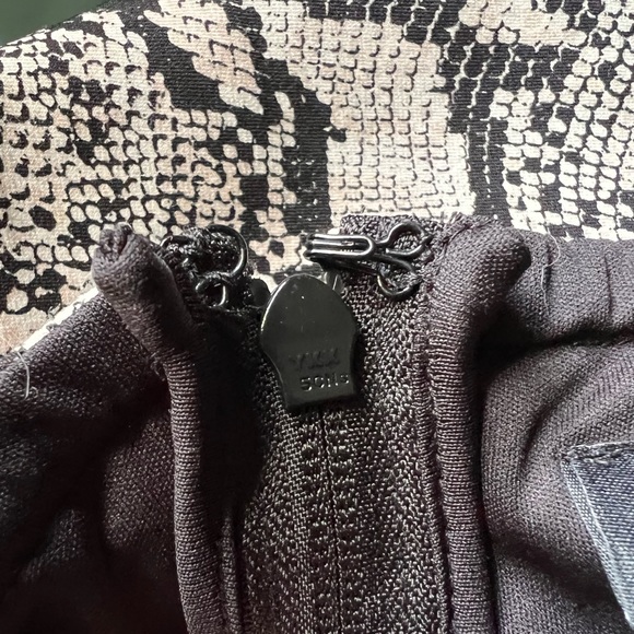 GREY SNAKESKIN PRINT BENGALINE PEPLUM CAMI - Picture 7 of 7